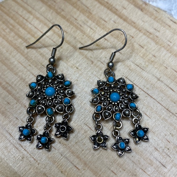 Women's Southwest Style Dangle Drop Blue Turquoise Earrings Silvertone 1.5in New - Picture 1 of 2